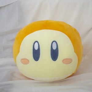 Pelúcia redonda do Waddle Dee, da série Kirby, com rosto claro e corpo laranja sobre tecido branco
