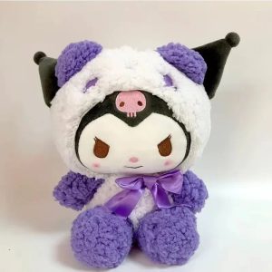 Pelúcia da Kuromi com roupinha de panda roxa e branca, da Sanrio
