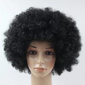 Peruca afro volumosa preta de cachos pequenos em manequim, vista frontal