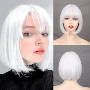 Mulher usando peruca chanel bob branca com franja reta, de frente, ao lado de vistas frontal e traseira