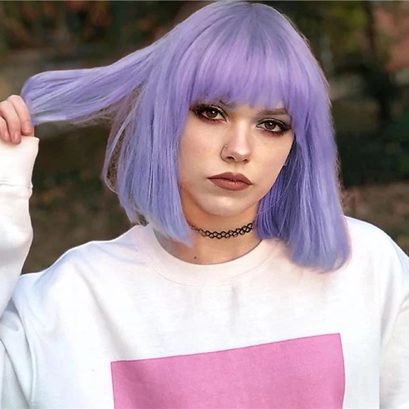 Mulher usando peruca chanel bob lilás com franja, segurando uma mecha do cabelo