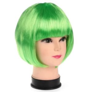 Peruca chanel curta verde neon com franja reta em cabeça de manequim, vista frontal