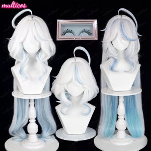 Quatro modelos de peruca da Furina, de Genshin Impact, branca com mechas azuis, ao lado de cílios postiços