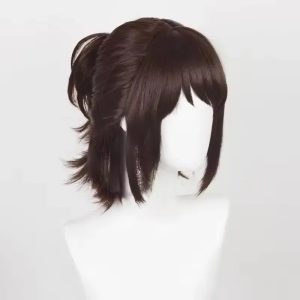 Peruca castanha da Hange Zoë, de Attack on Titan, com franja e rabo preso lateral em manequim