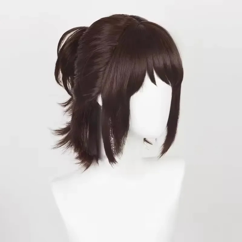 Peruca castanha da Hange Zoë, de Attack on Titan, com franja e rabo preso lateral em manequim