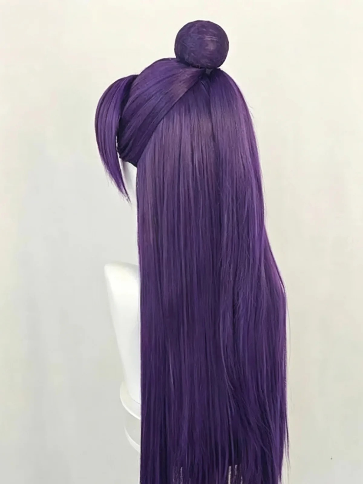 Peruca do Jinshi vista de lado, cabelo roxo longo e liso com coque, Diários de uma Apotecária