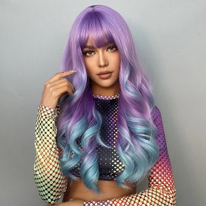 Peruca longa ondulada com degradê do lilás ao azul claro e franja reta, em modelo, vista de frente