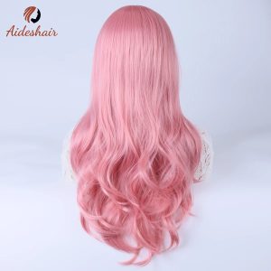 Peruca rosa longa e ondulada vista de costas, com cerca de 66 cm de comprimento