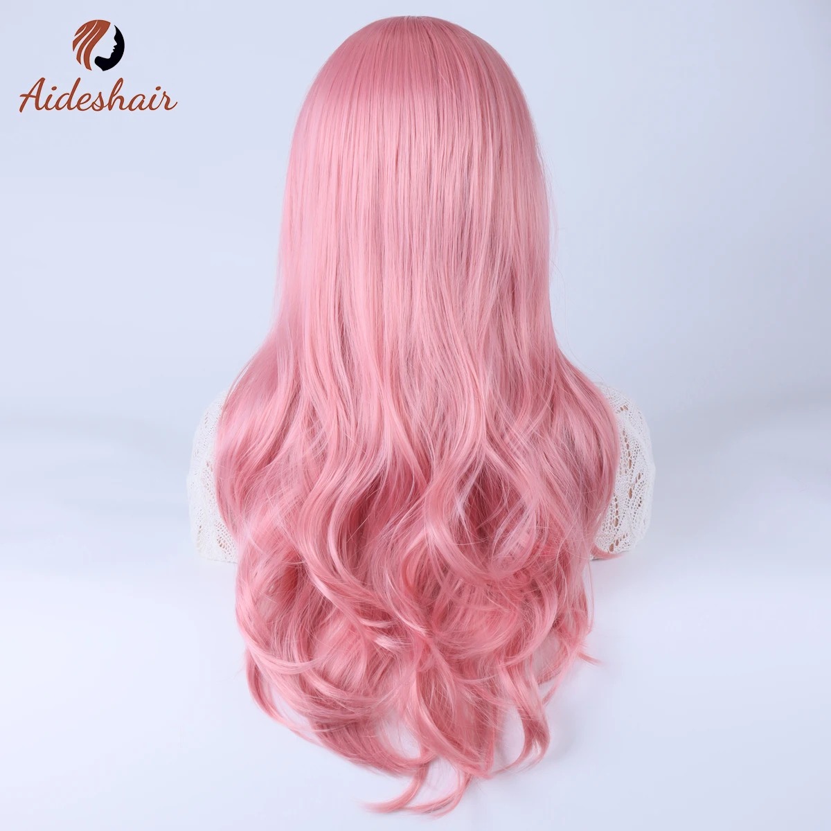 Peruca rosa longa e ondulada vista de costas, com cerca de 66 cm de comprimento