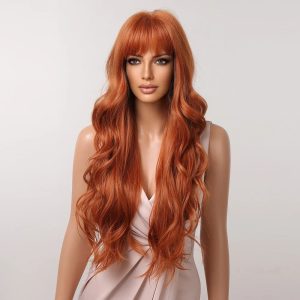 Peruca ruiva acobreada longa e ondulada com franja, vista de frente em modelo