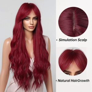Peruca longa vermelho vinho ondulada com franja, vista de frente em modelo