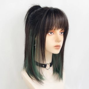Peruca média preta com franja e mechas verdes por baixo em manequim, com cabelo preso no alto
