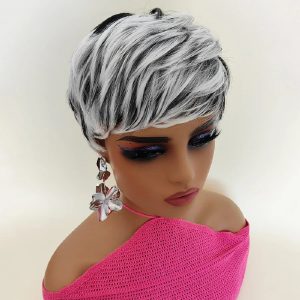 Peruca pixie curta prateada com mechas pretas e franja de lado em manequim, vista frontal