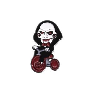 Pin esmaltado do boneco Billy, de Jogos Mortais, em um triciclo vermelho, sobre fundo branco