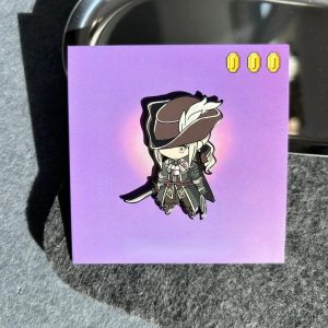 Pin esmaltado chibi de Bloodborne, personagem de chapéu de abas largas, sobre cartela roxa