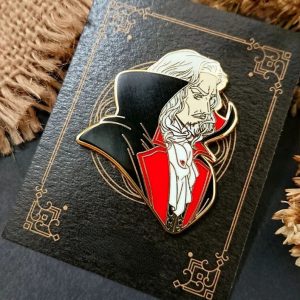 Pin esmaltado do Drácula, de Castlevania, com capa preta e forro vermelho sobre cartela preta