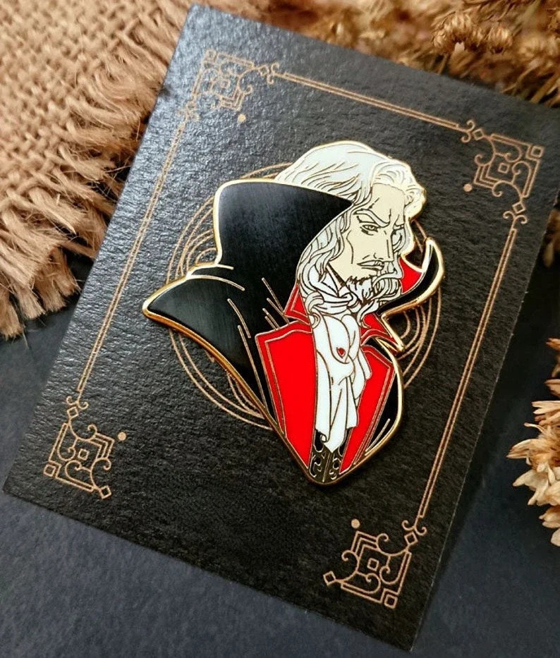 Pin esmaltado do Drácula, de Castlevania, com capa preta e forro vermelho sobre cartela preta