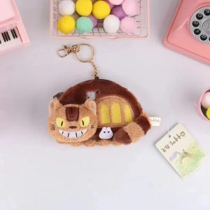 Porta-moedas de pelúcia do Gatobus de Meu Amigo Totoro com argola de chaveiro dourada, sobre fundo rosa