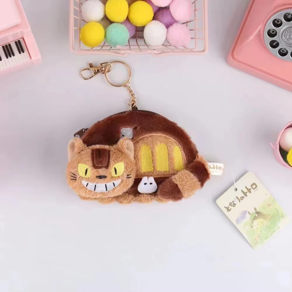 Porta-moedas de pelúcia do Gatobus de Meu Amigo Totoro com argola de chaveiro dourada, sobre fundo rosa