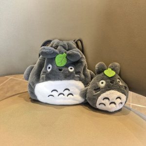 Dois porta-moedas de pelúcia do Totoro com folha verde na cabeça, um maior e outro menor