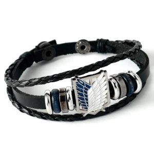 Pulseira trançada de couro preto com o emblema azul e branco das Asas da Liberdade, de Attack on Titan