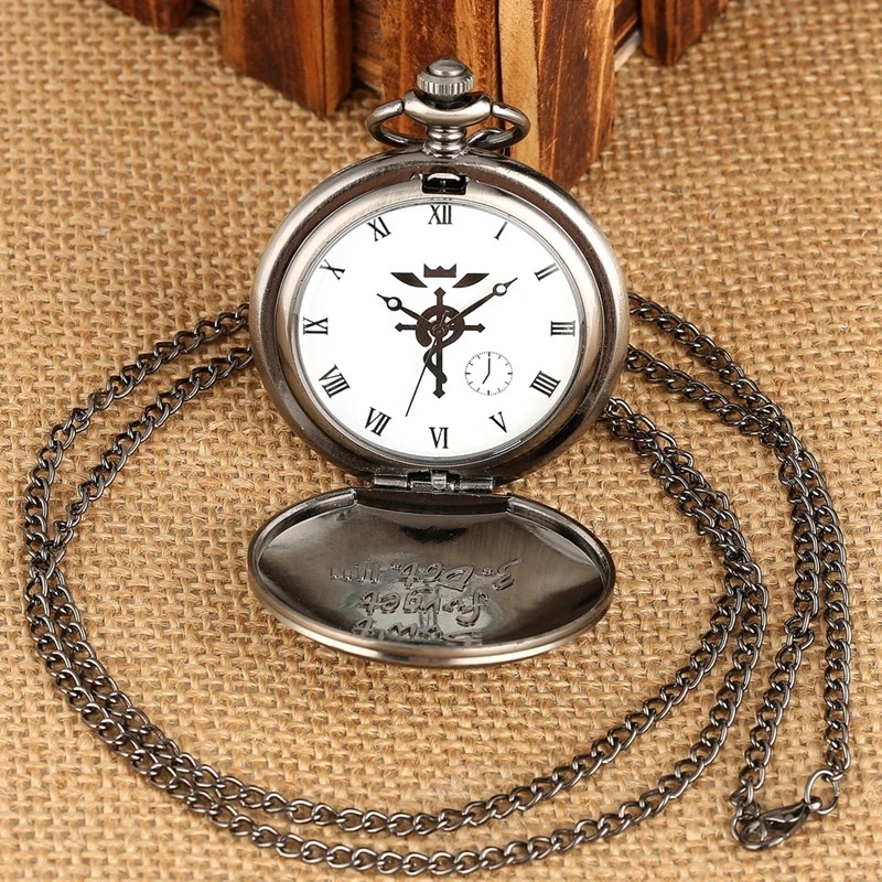 Relógio de bolso aberto com mostrador de algarismos romanos e símbolo de Fullmetal Alchemist