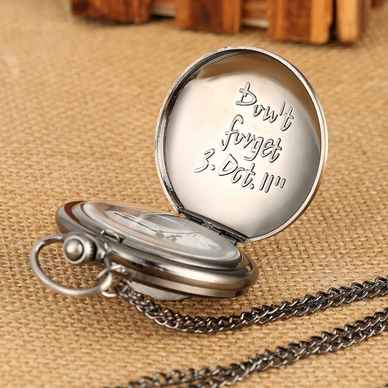 Tampa do relógio de bolso aberta com frase gravada, de Fullmetal Alchemist