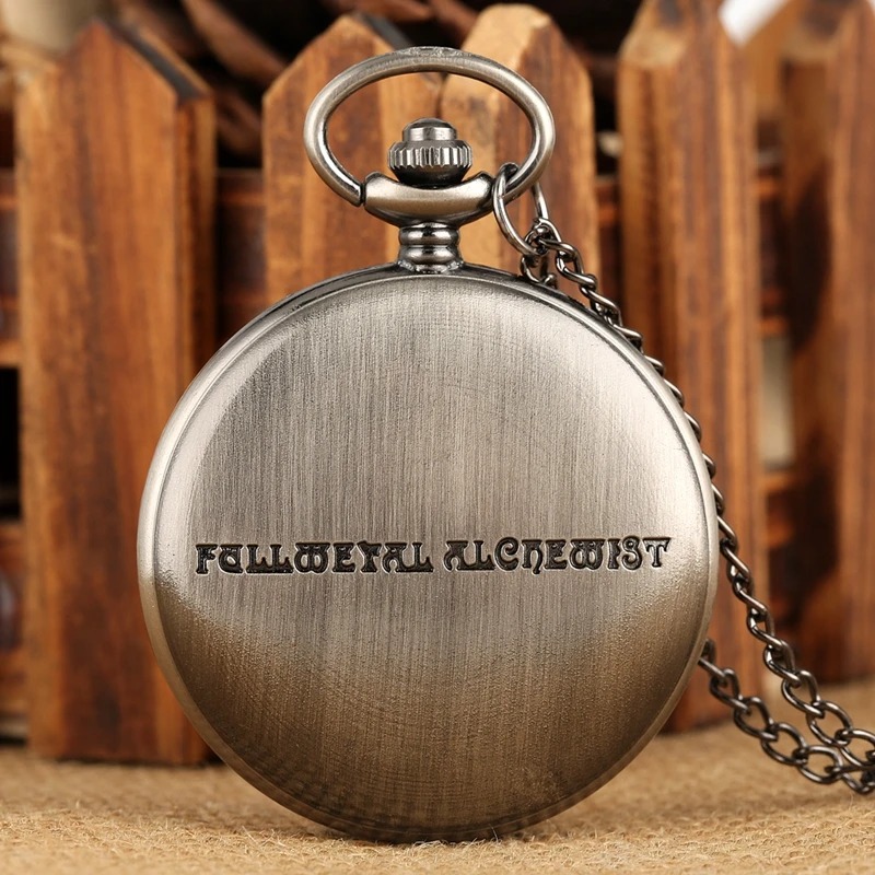 Verso do relógio de bolso com o nome Fullmetal Alchemist gravado