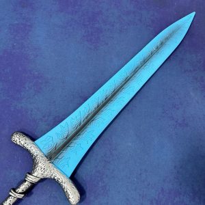 Réplica da Dark Moon Greatsword, de Elden Ring, com lâmina azul-lunar e cabo prateado