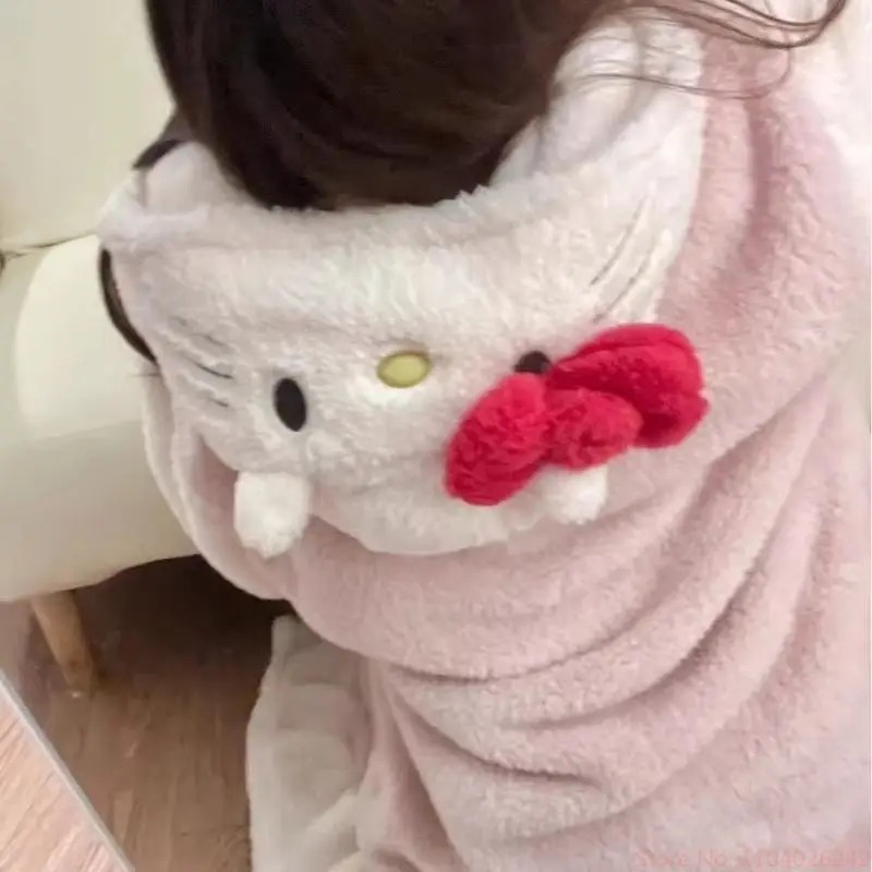 Capuz do roupão da Hello Kitty com orelhinhas, olhos bordados e laço vermelho
