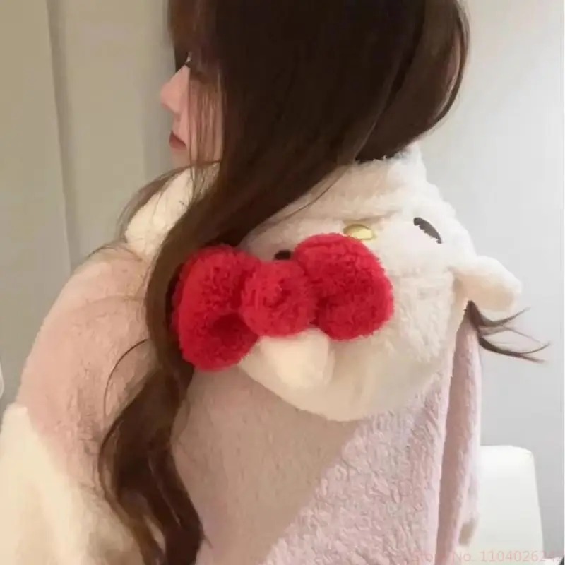 Costas do roupão rosa da Hello Kitty com o laço vermelho grande no capuz