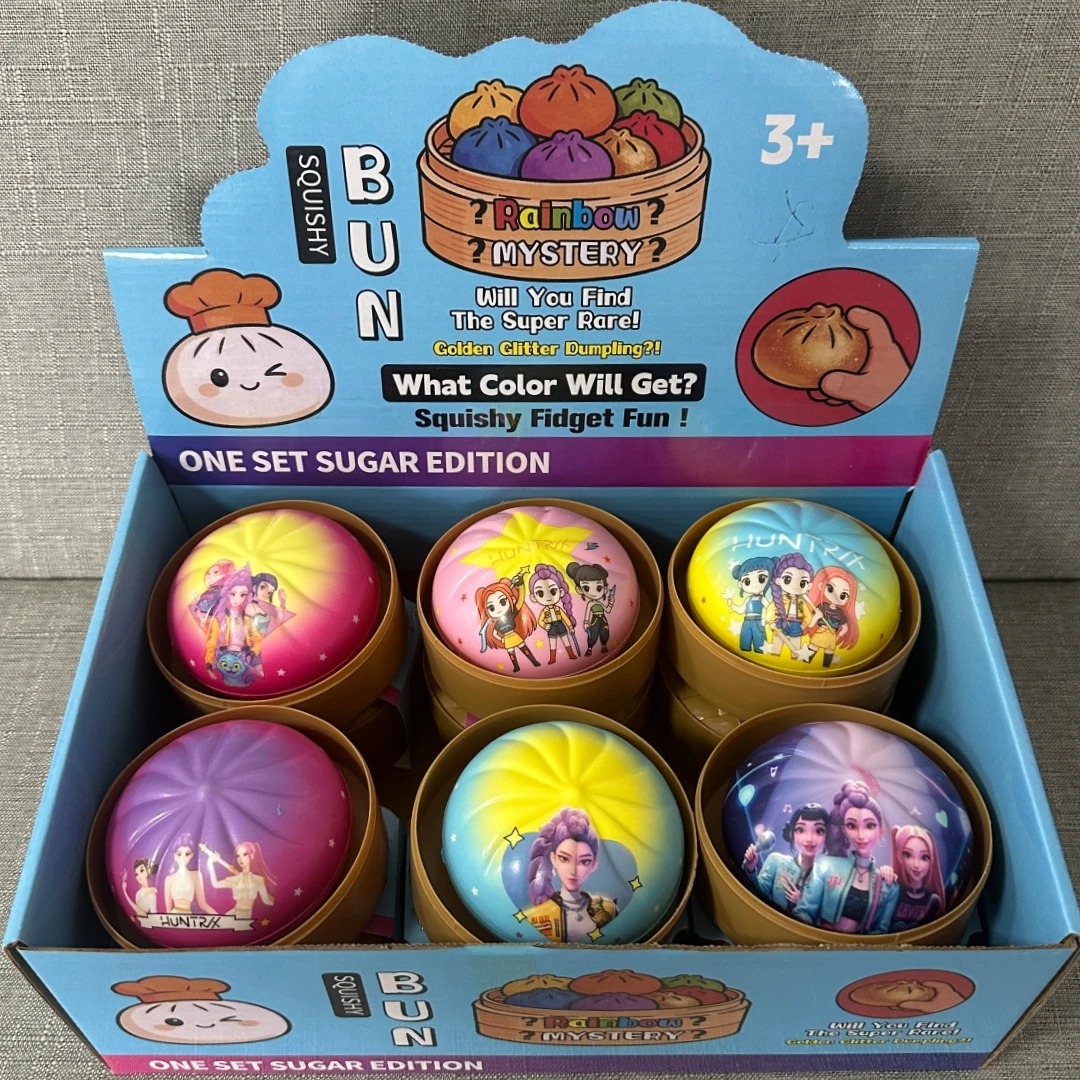 Caixa com seis squishys coloridos em forma de pãozinho com estampa das HUNTR/X de Guerreiras do K-Pop