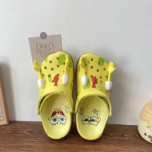 Par de tamancos amarelos do Bob Esponja visto de cima, com o rosto do personagem na palmilha
