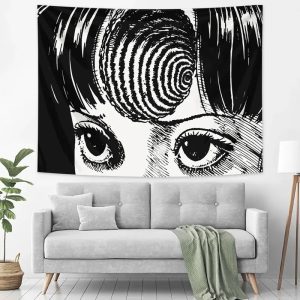 Tapeçaria em preto e branco com olhos e espiral na franja, inspirada em Uzumaki, sobre um sofá cinza