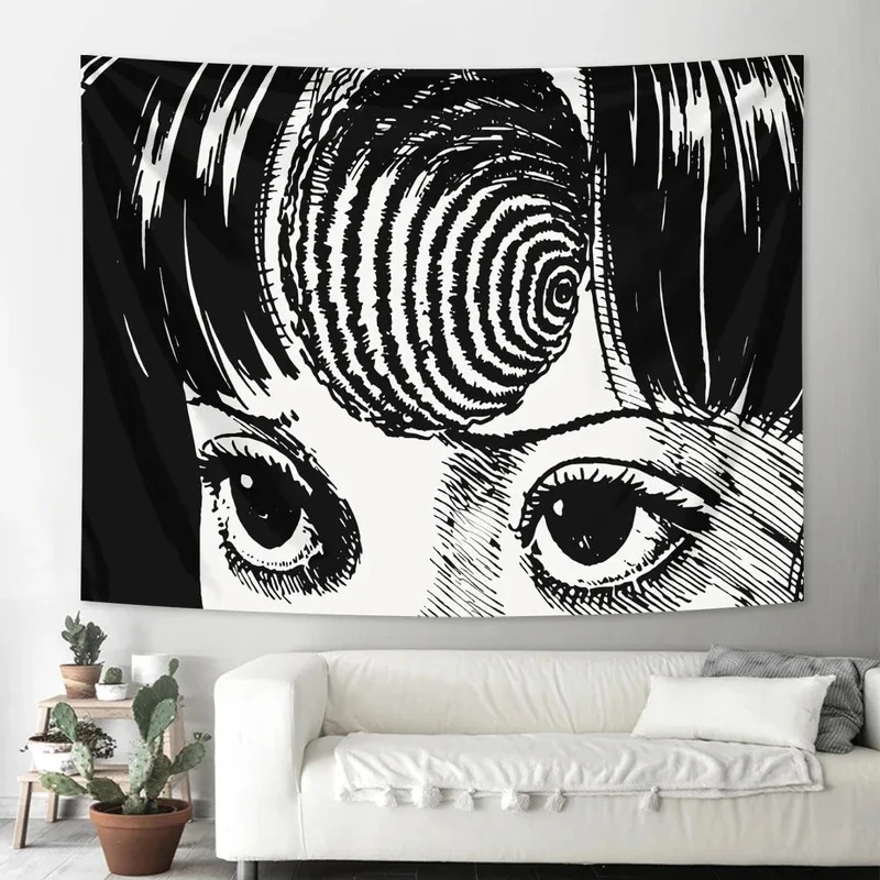 Tapeçaria de Uzumaki, de Junji Ito, pendurada atrás de um sofá branco