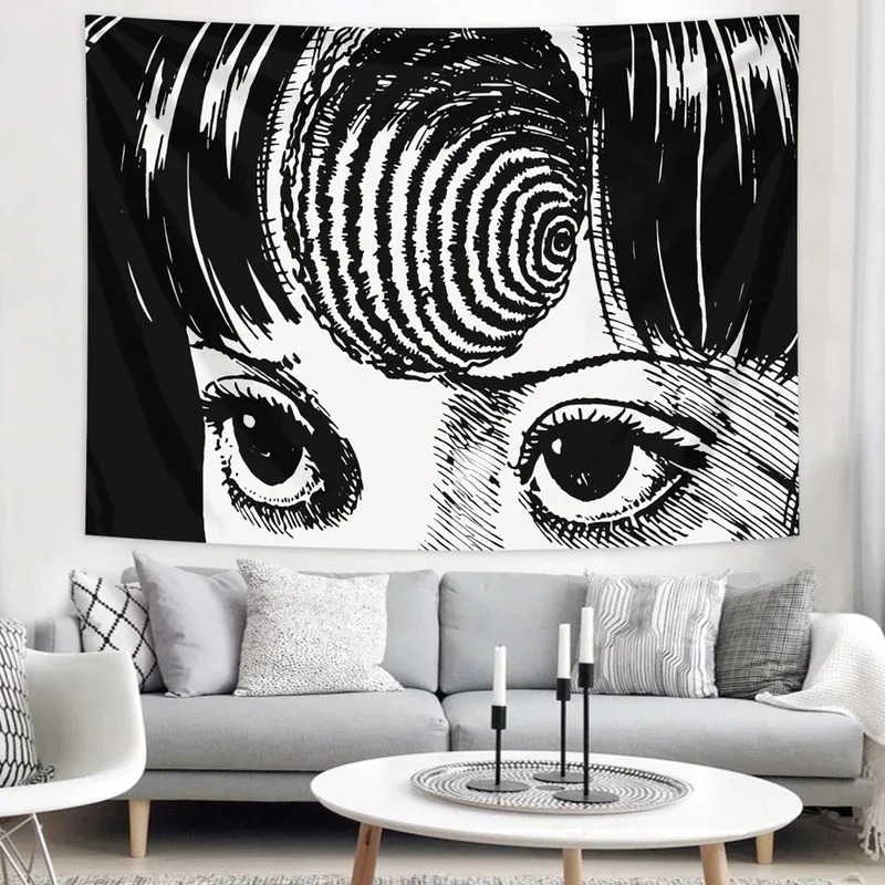 Tapeçaria preta e branca de Junji Ito acima de sofá cinza e mesa de centro