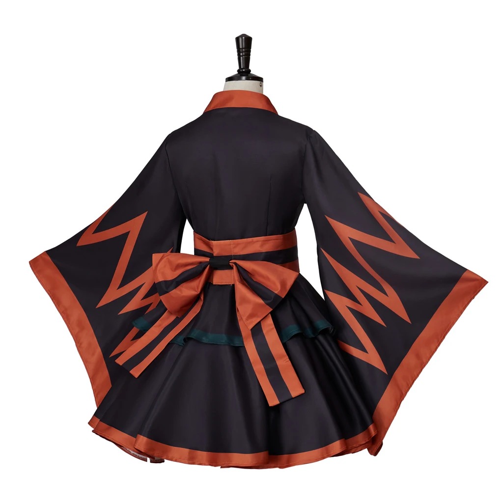Costas do vestido quimono do Bakugo com faixa laranja amarrada em laço